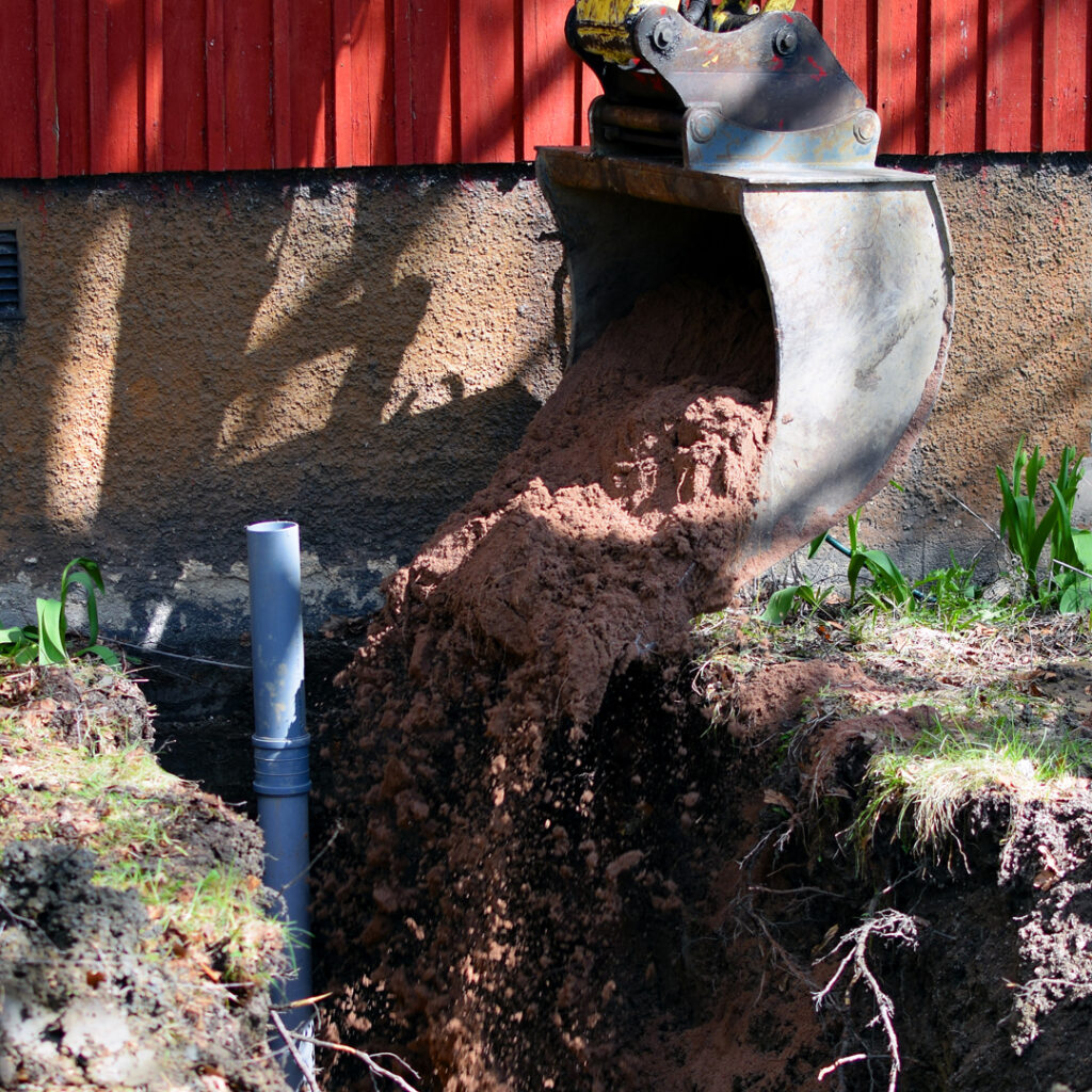Hem 7 Dränering med grävmaskin runt hus