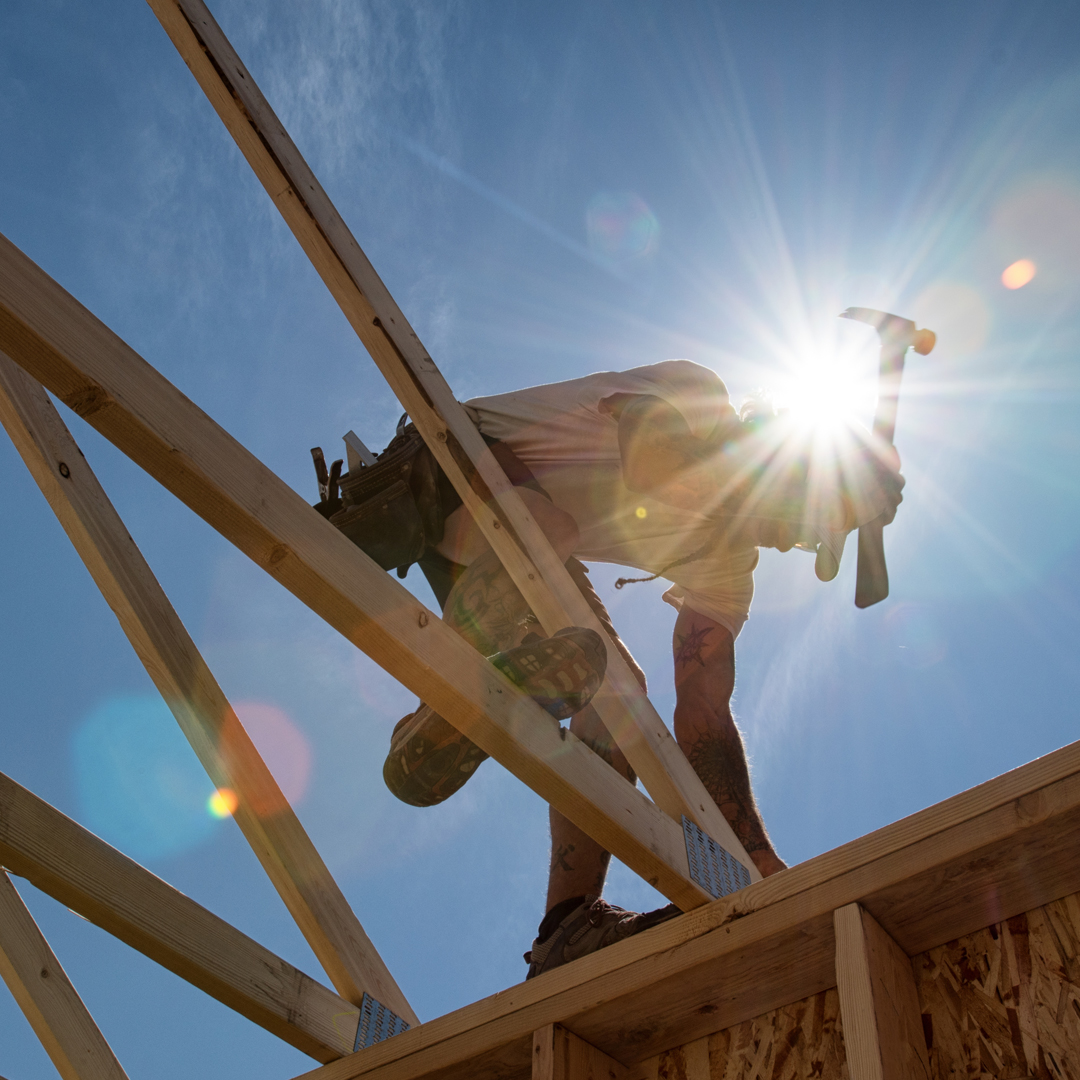 Snickare bygger tak p&aring; ett hus