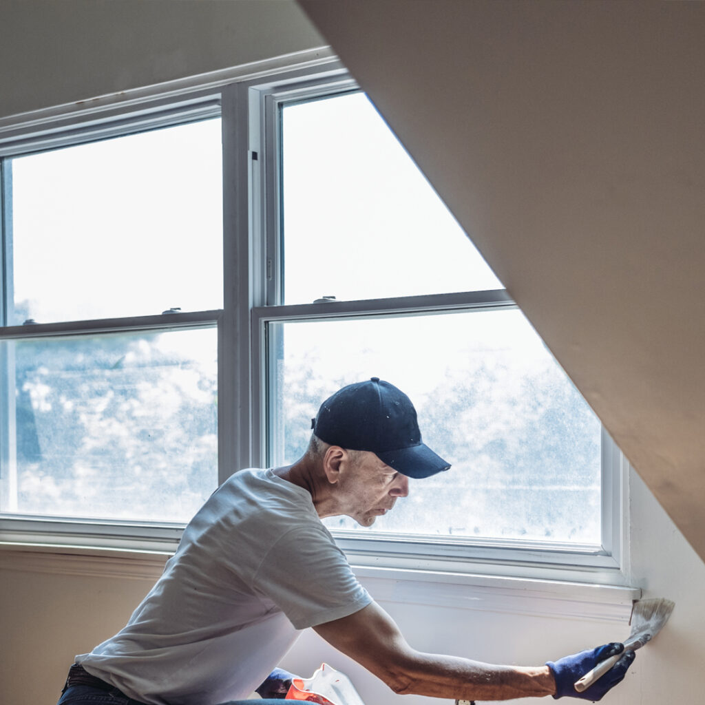 M&aring;lare inomhus vit f&auml;rg